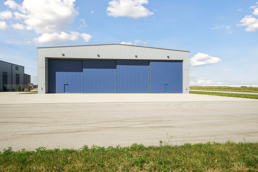 Primary Photo Of 4123 91st Ave, Kenosha Airplane Hangar For Sale