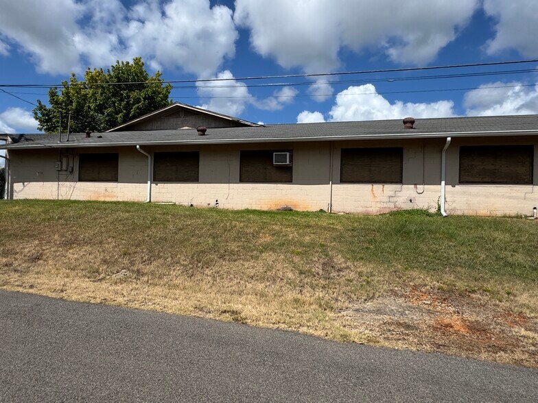 More Photos Of 706 N Perry St, Palestine General Retail For Sale