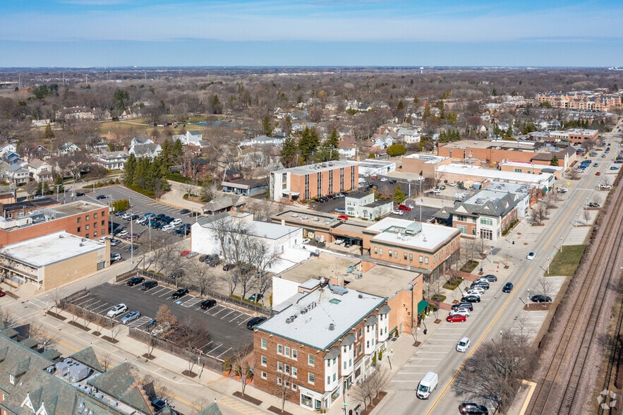More Photos Of 222 E Wisconsin Ave, Lake Forest Office For Lease