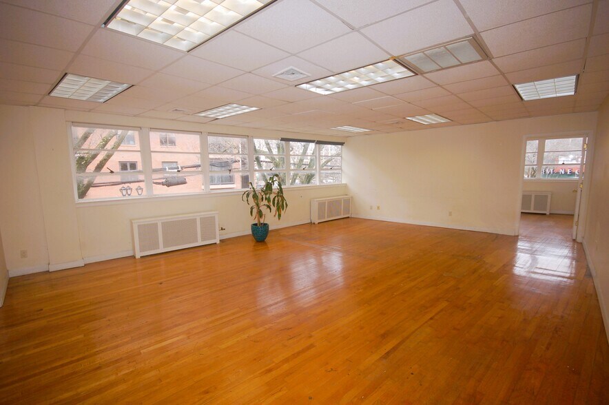 More Photos Of 10 Grace Ave, Great Neck Storefront Retail Office For Lease