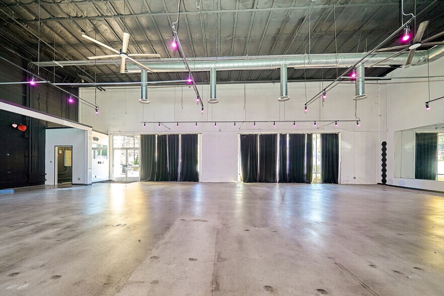 More Photos Of 11555-11561 Ventura Blvd, Studio City Storefront For Lease