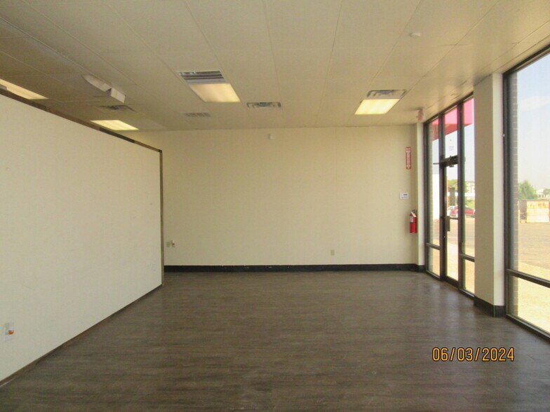 More Photos Of 1101-1127 N Interstate 27, Plainview Storefront Retail Office For Lease