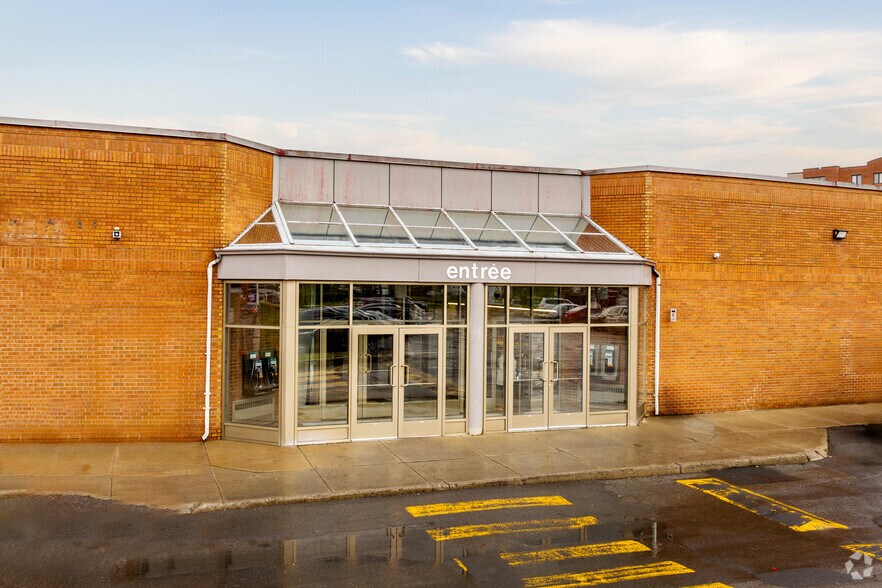 More Photos Of 740 Boul de la Côte-Vertu, Montréal Freestanding For Lease