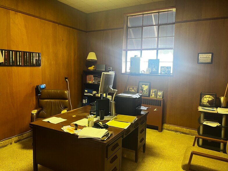 More Photos Of 1495 N Main St, Hendersonville Industrial For Lease