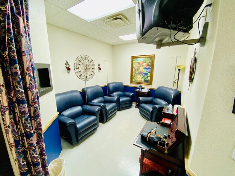 More Photos Of 901 Loop 337, New Braunfels Medical For Lease