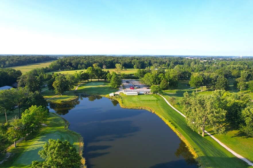 More Photos Of 7453 400 S, Marion Sports And Entertainment For Sale