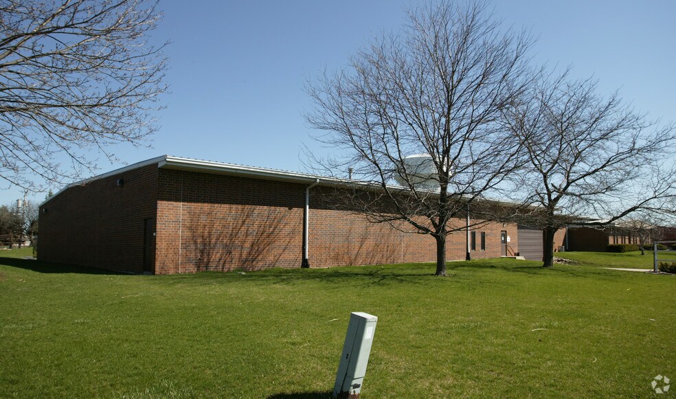 More Photos Of 740 Church Rd, Elgin Manufacturing For Lease