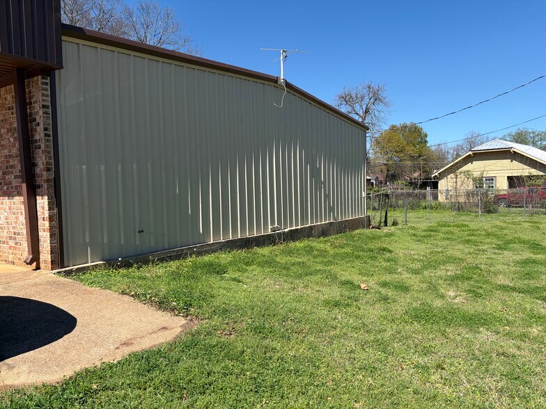 More Photos Of 601 W Lacy St, Palestine General Retail For Sale