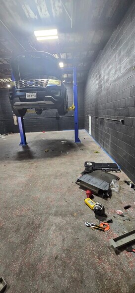 More Photos Of 1706 Hydro Dr, Austin Warehouse For Lease