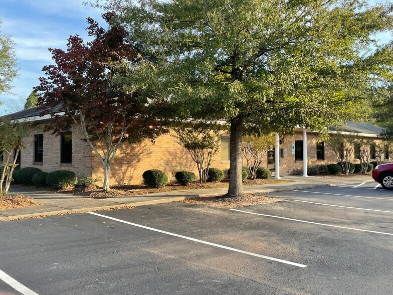 More Photos Of 5505 Business Dr, Wilmington Office For Sale