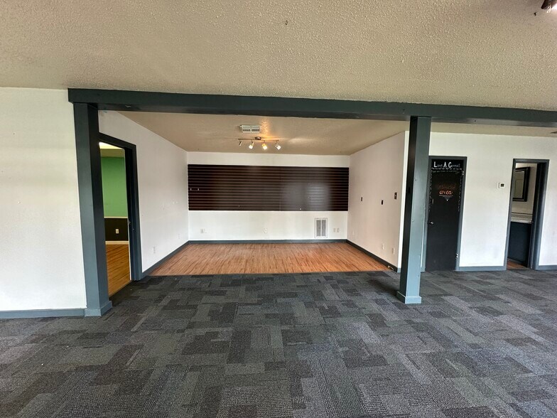 More Photos Of 510 W Main St, Azle Storefront Retail Office For Sale