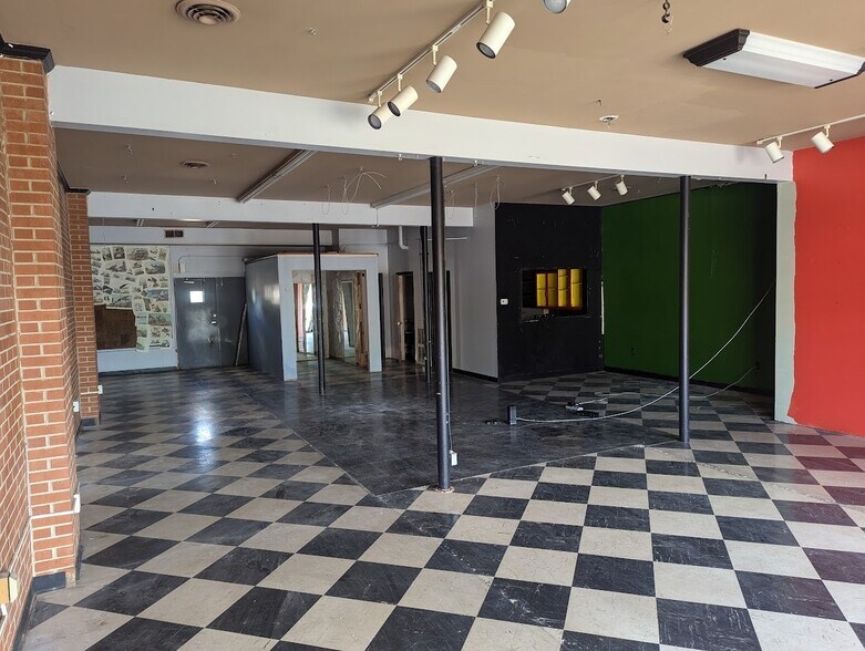 More Photos Of 34-36 W Franklin St, Centerville Storefront Retail Office For Lease