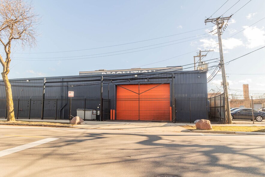 More Photos Of 2201 W Fulton St, Chicago Showroom For Lease