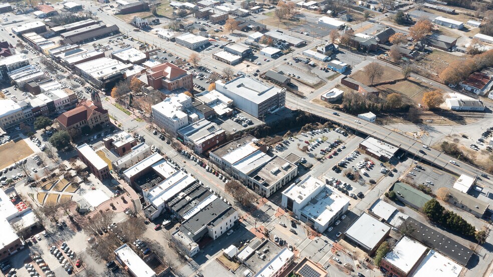More Photos Of 129 N Main St, Anderson Office For Lease
