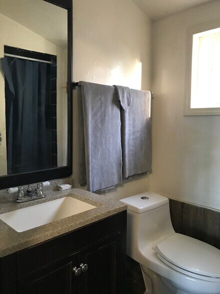 More Photos Of 821 Golden State Ave, Bakersfield Hotel For Sale