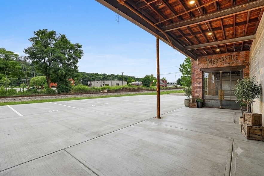 More Photos Of 9 Reed St, Asheville Showroom For Sale