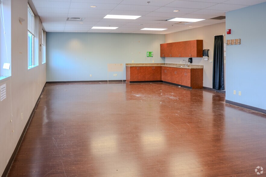 More Photos Of 18780 E Bagley Rd, Middleburg Heights Unknown For Lease