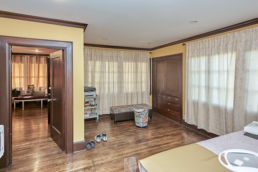 More Photos Of 658 S Bronson Ave, Los Angeles Office Residential For Sale