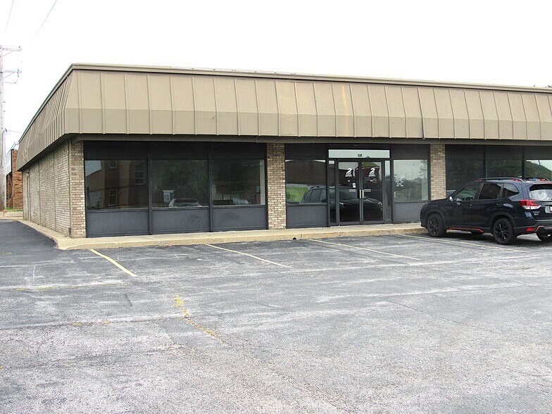 More Photos Of 220 Regional Dr, Alton Storefront Retail Office For Lease