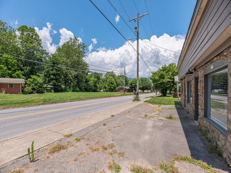 More Photos Of 491 Allens Creek Rd, Waynesville Office For Lease