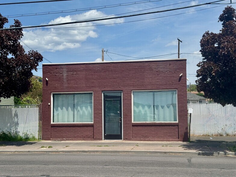 Primary Photo Of 253 E Main St, Klamath Falls General Retail For Sale