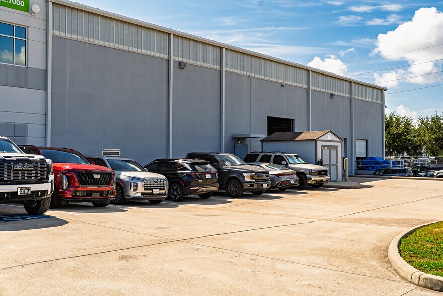 More Photos Of 2323 S Sam Houston Pky W, Houston Warehouse For Lease