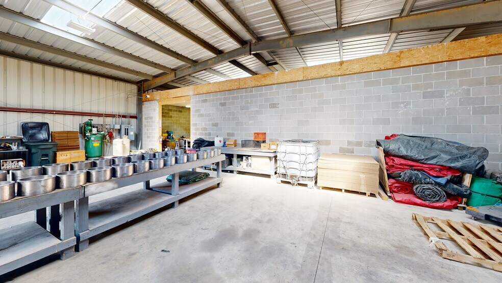 More Photos Of 1695 Electric Ave, Springdale Warehouse For Lease