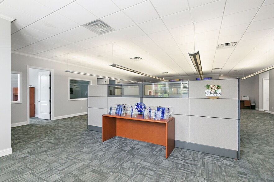 More Photos Of 220 Garden St, Yorkville Office For Sale