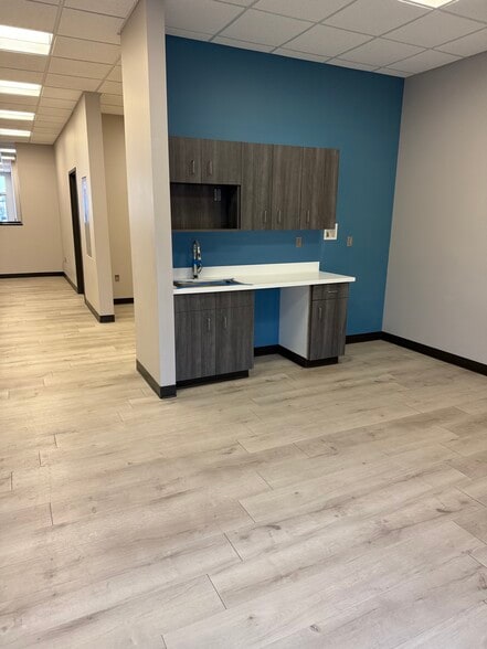 More Photos Of 211 Sioux Point Rd, Dakota Dunes Office For Lease
