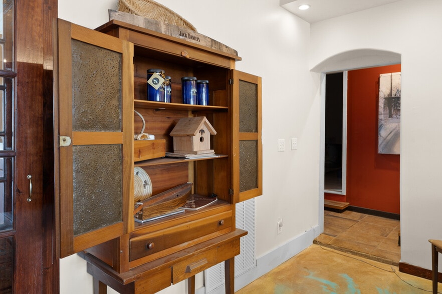 More Photos Of 108 Cumberland St E, Cowan Specialty For Sale