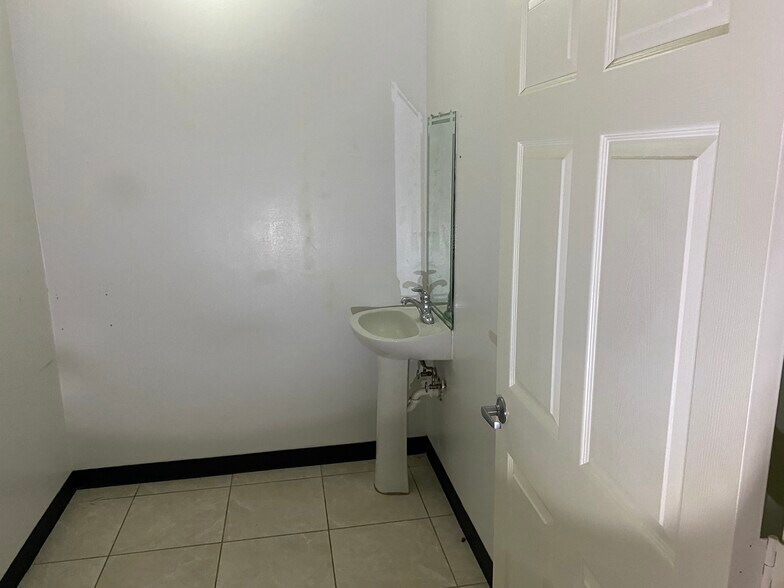More Photos Of 402 S West Grand Pky, Katy Unknown For Lease