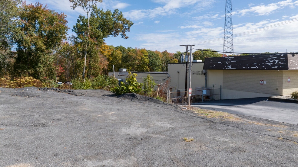 More Photos Of 1320 Eddie Dowling Hwy, Lincoln Showroom For Sale