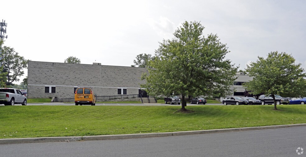 More Photos Of 3 S Corporate Dr, Riverdale Warehouse For Lease