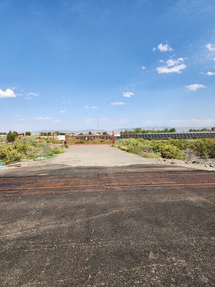 More Photos Of 2520 N River Rd, Olathe Warehouse For Lease