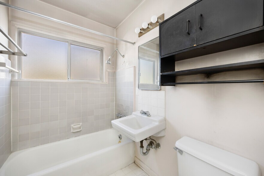 More Photos Of 2922 2nd St, Santa Monica Apartments For Sale