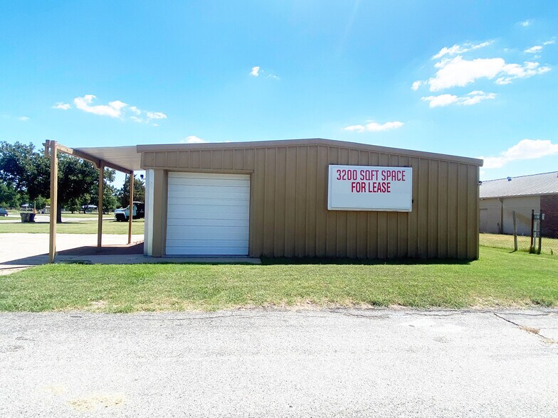 More Photos Of 621-633 N Kessler St, Wichita Showroom For Lease