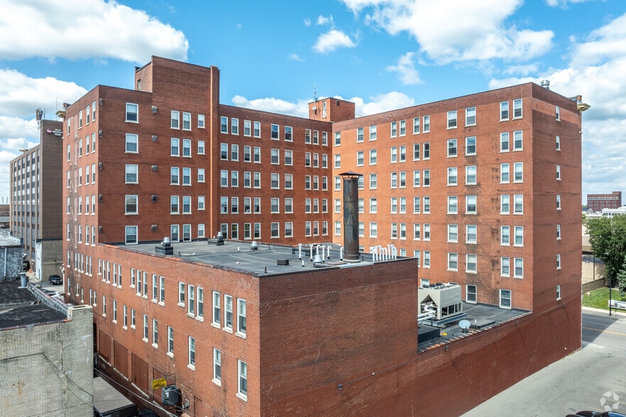 More Photos Of 209 W 5th St, Waterloo Apartments For Lease