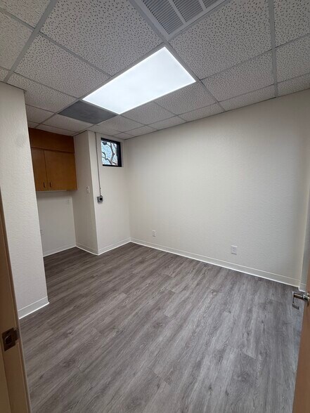 More Photos Of 2401 W Green Oaks Blvd, Arlington Office For Lease