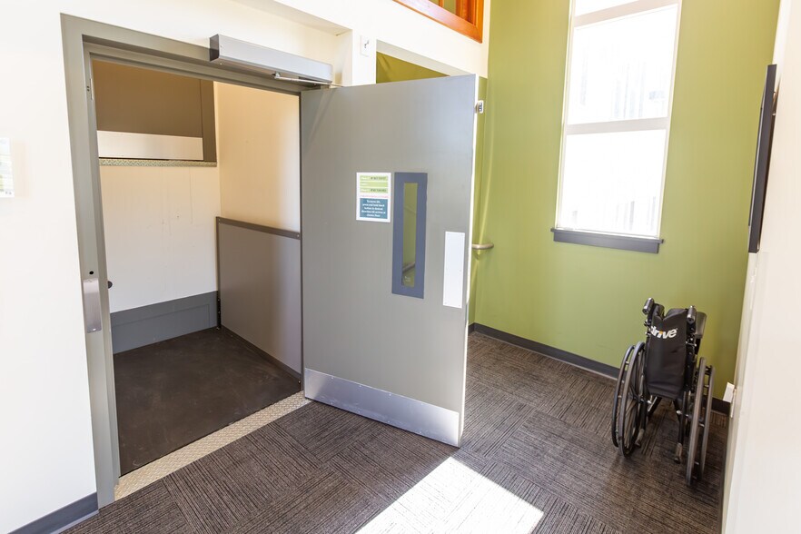 More Photos Of 200 W Railroad Ave, Plains Medical For Sale