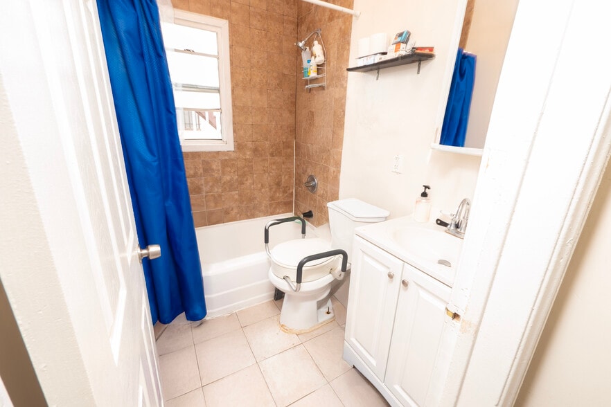 More Photos Of 1931 W 35th Pl, Los Angeles Apartments For Sale