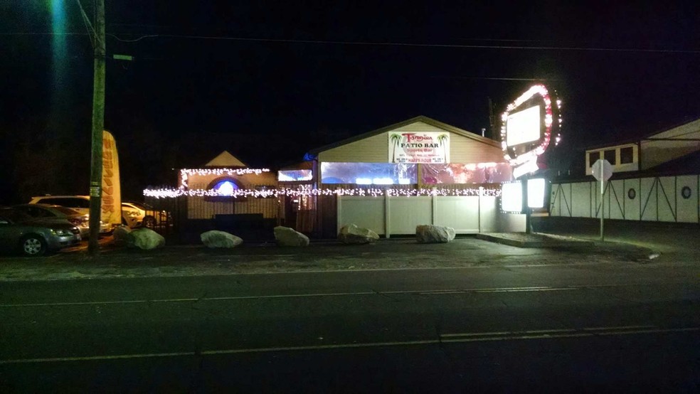 Primary Photo Of 880 Youngstown Poland Rd, Struthers Restaurant For Sale