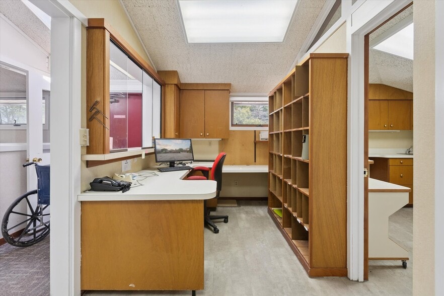 More Photos Of 1003 Mulholland St, Bay City Office For Sale