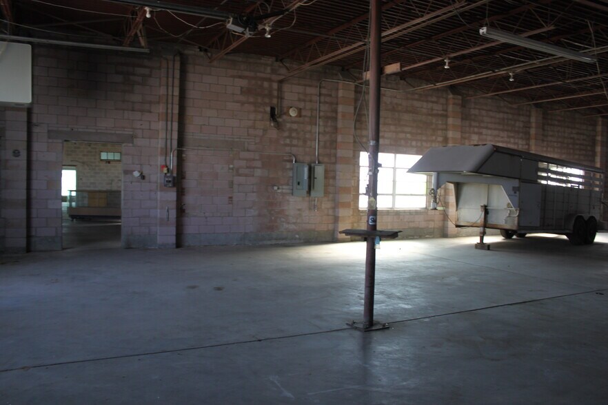 More Photos Of 1220 Mineral Wells Hwy, Weatherford Showroom For Sale