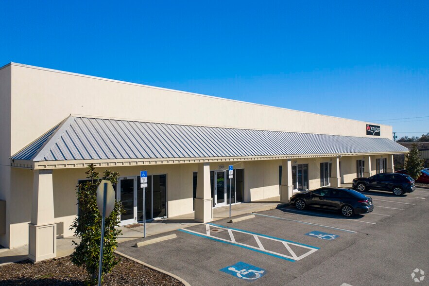 More Photos Of 12911-12921 N Nebraska Ave, Tampa Flex For Lease