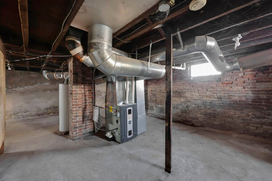 More Photos Of 142 Dickinson St, Springfield Flex For Sale