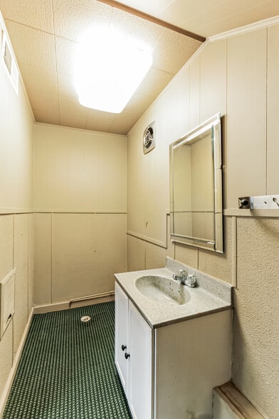 More Photos Of 65 E Fayette St, Uniontown Showroom For Sale