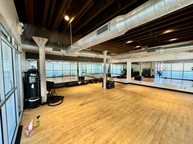 More Photos Of 39 E Cross St, Baltimore Storefront For Lease