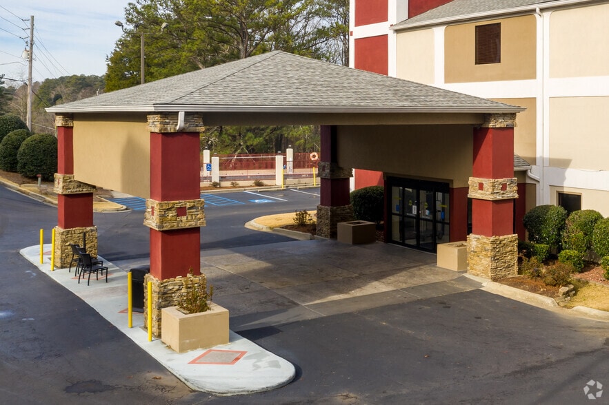 More Photos Of 842 Thompson St, Gardendale Hotel For Sale