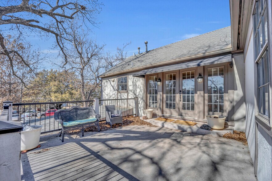 More Photos Of 808 W Abram St, Arlington Freestanding For Sale