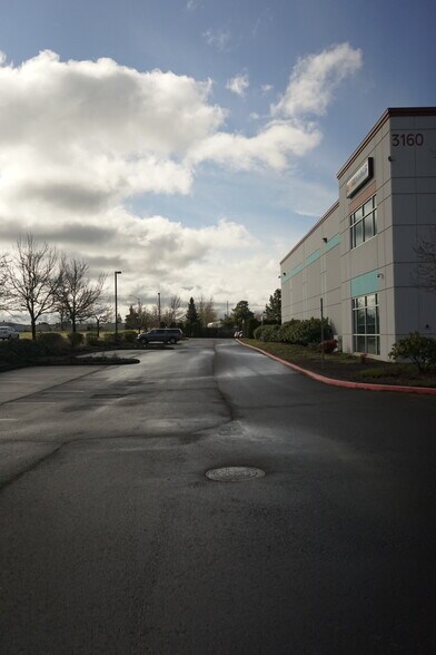 More Photos Of 3160 Blossom Dr NE, Salem Flex For Lease